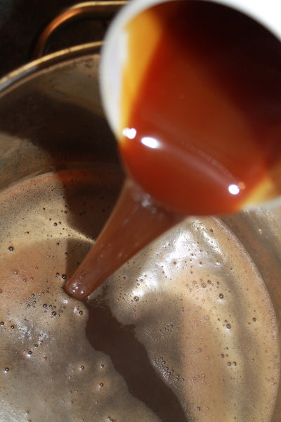 adding liquid malt extract to your brew pot