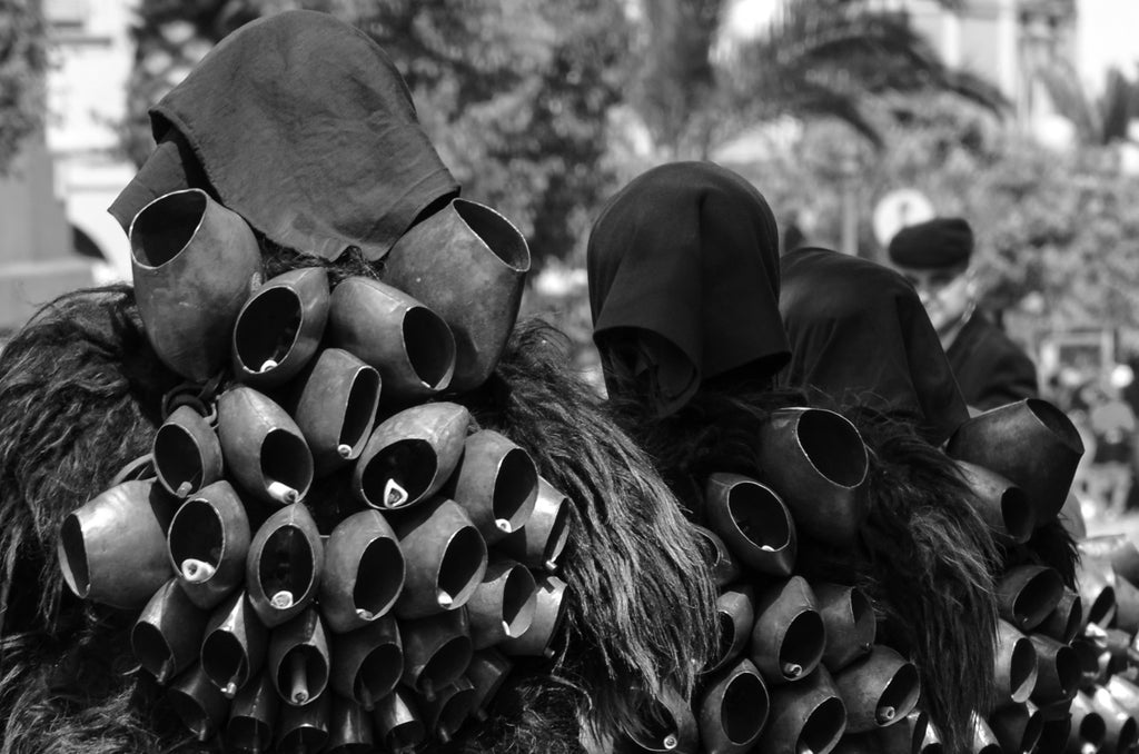 Mamuthones sono, assieme agli Issohadores, maschere tipiche del carnevale di Mamoiada in Sardegna. Le due figure si distinguono per i vestiti e per il modo