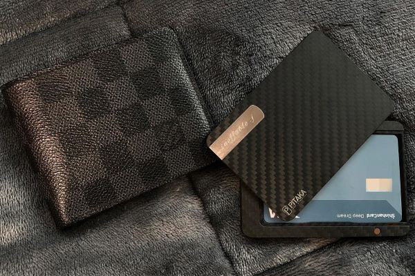 A wallet of James Bond style carbon fiber magnetic wallet