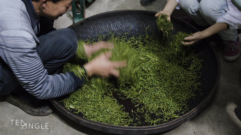 Loosening clumped tea leaves