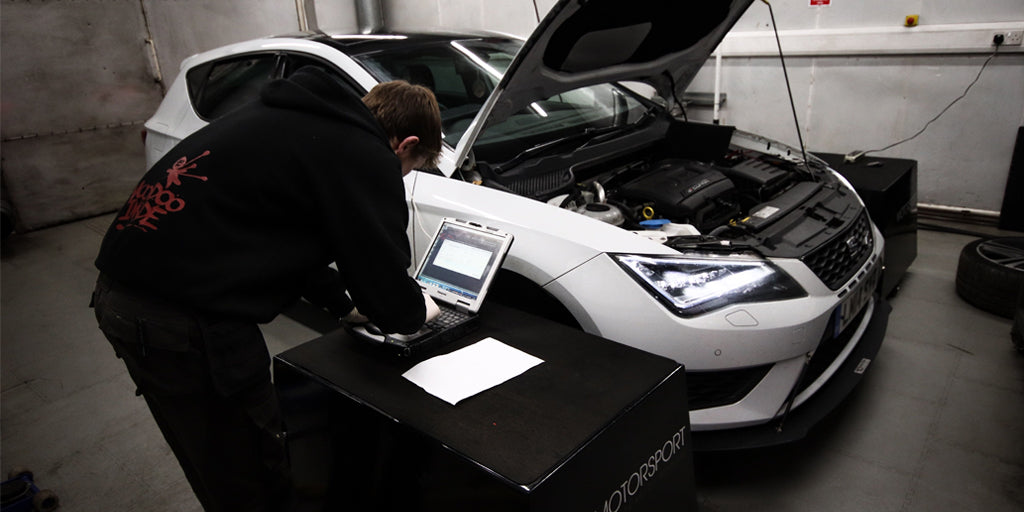 Technician Remapping a Seat Leon Cupra R