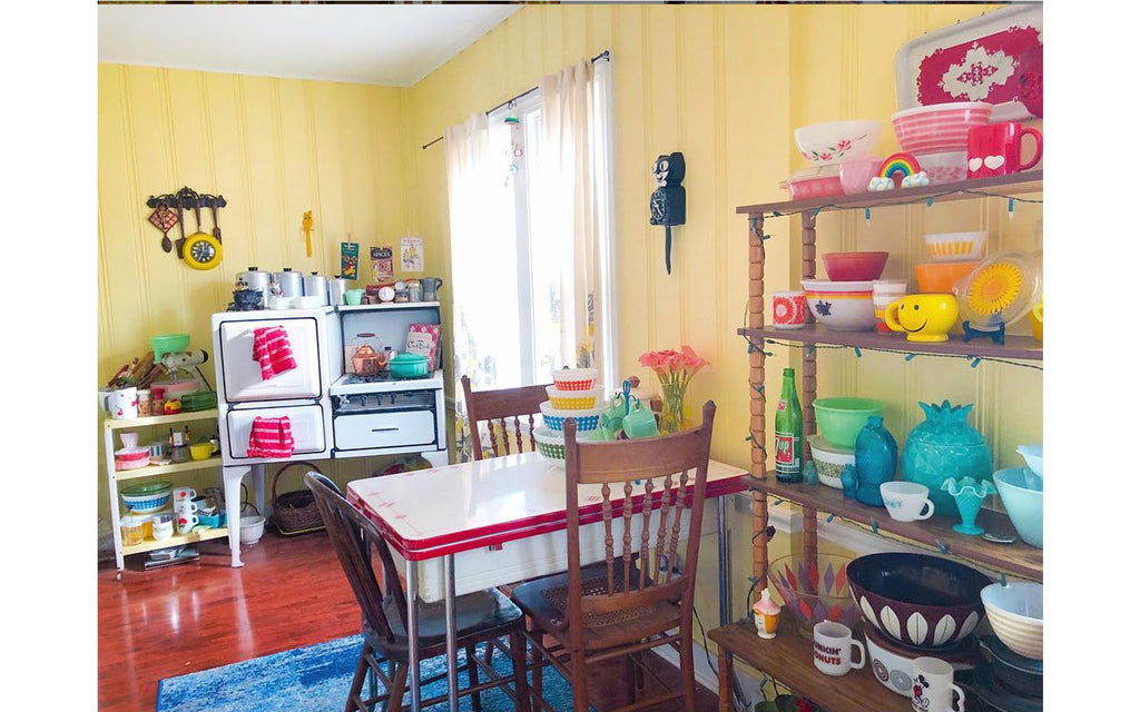 House Tour - Harmony's vintage kitchen with pyrex, catherineholm, vintage table and cooker