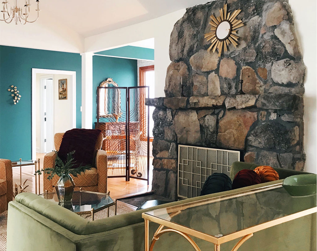 House Tour: Joel’s Hollywood Regency Mountain Hideaway, lounge. Photo credit - Cat Collier-Martinez