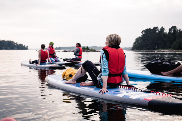 Lauttasaaren Midnight SUP retkellä tauko saarien lomassa