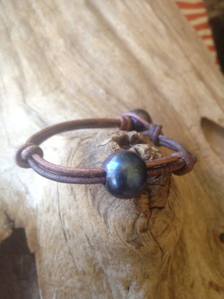 Single Black Peacock Pearl and Leather Bracelet