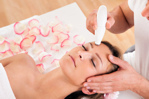 Femme recevant une thérapie au laser avant le traitement du décolleté