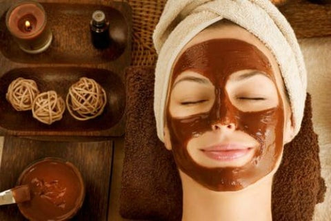 woman using a homemade facial mask to get rid of wrinkles