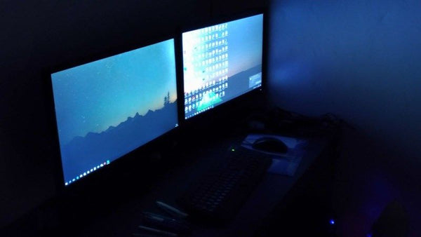 la luce blu emessa da due schermi