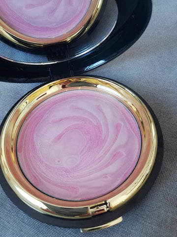 iluminador en crema en tono rosado diamond glow de être belle cosmetics