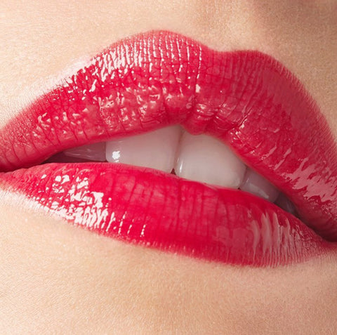 maquillaje de labios con el pintalabios lip couture núm. 106-09 en color rojo de être belle cosmetics