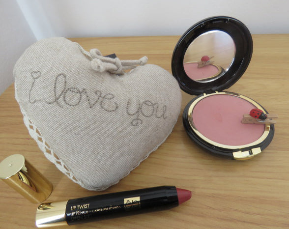 maquillate con el colorete dream blush y la barra de labios para san valentín