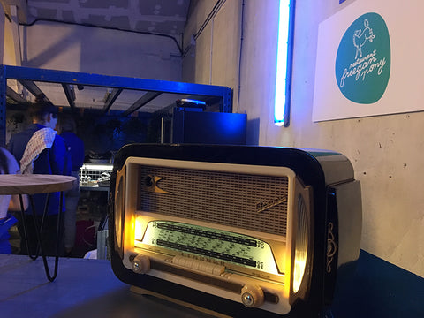 Radio restaurée par Charlestine chez Merci Alfred