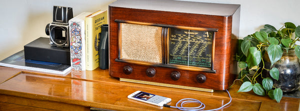 Poste radio TSF OCRI de 1950 restauré et transformé en enceinte Bluetooth par Charlestine