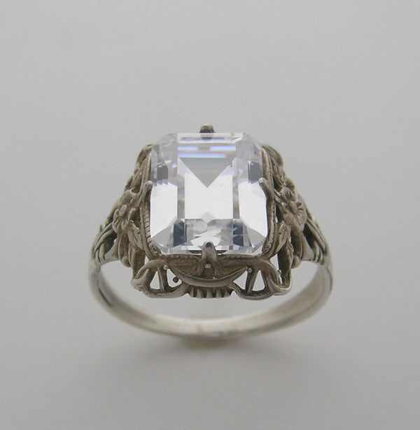 14k Gold Engagement Ring setting for an Emerald Shape measuring 10.00 x 8.00 mm