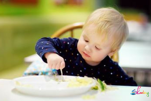 child using pincer grip to pick up food