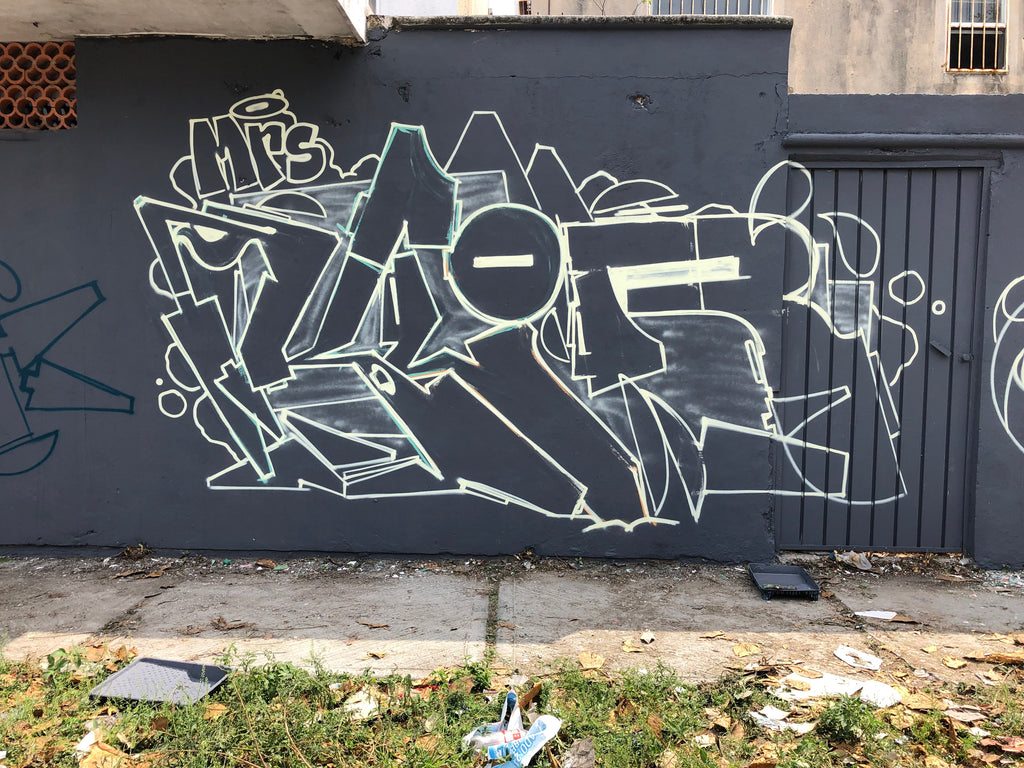 klor outline spraypaint graffiti wall art