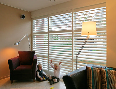 Interior shutters with hidden louvres in a children's room 