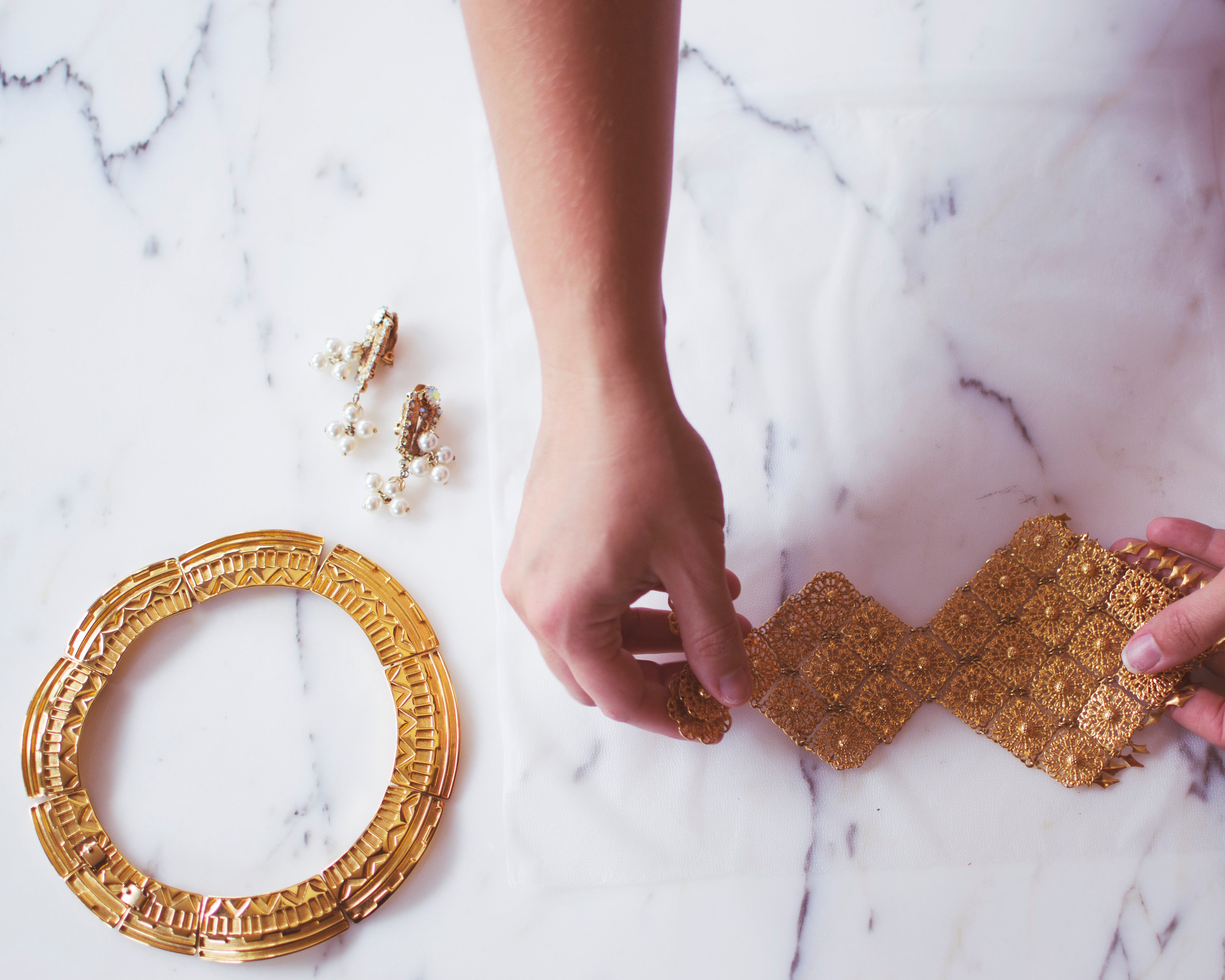 how to pack jewelry when you travel, press and seal