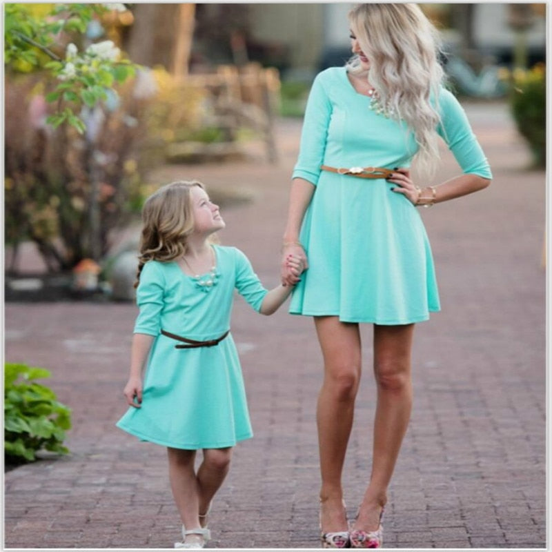 mom and daughter matching tops
