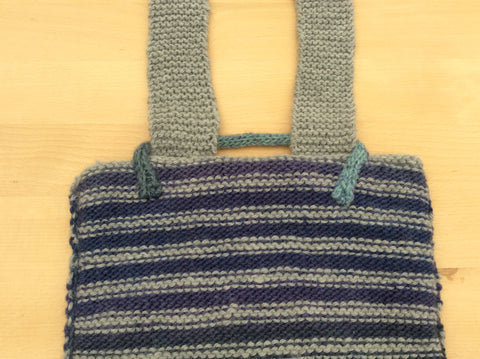 Knitted bag using DROPS Alaska and Big Delight Atlantis