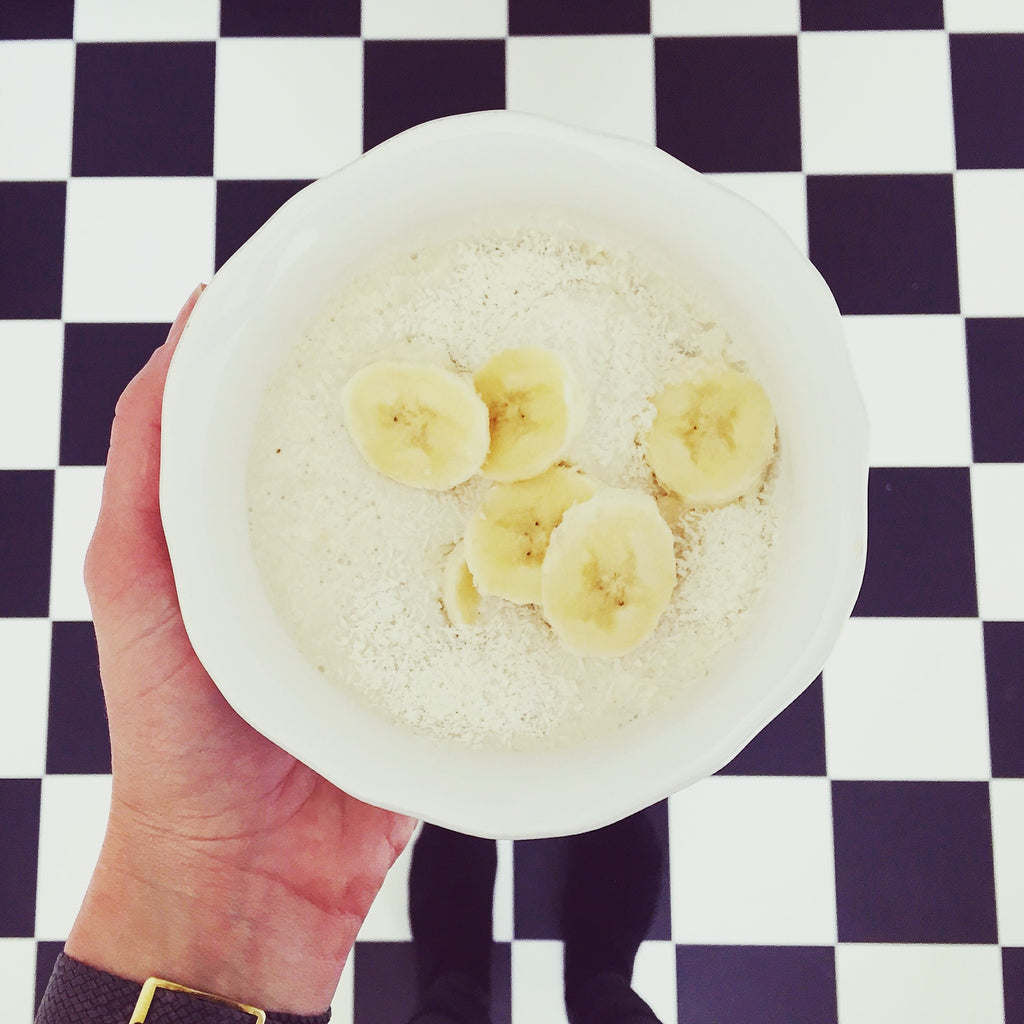 Porridge - Topping - Banane - klassisch - schwarz-weißer - Küchenboden - Frühstück - 3Bears - mohnige Banane