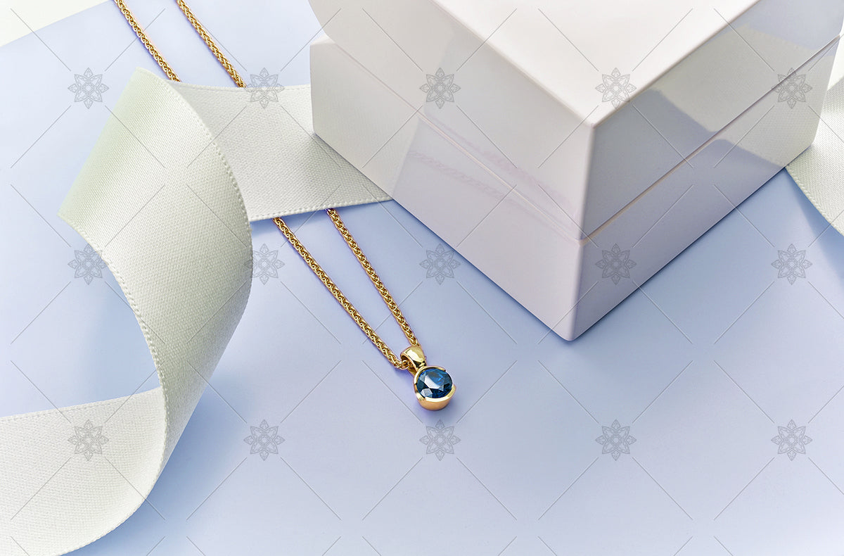 yellow gold and blue sapphire pendant