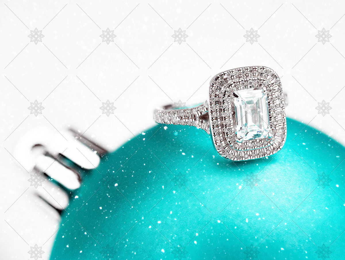 emerald diamond christmas ring