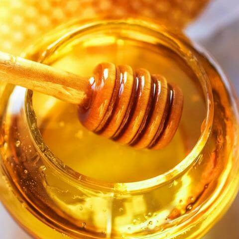 Honey for DIY pregnancy acne 