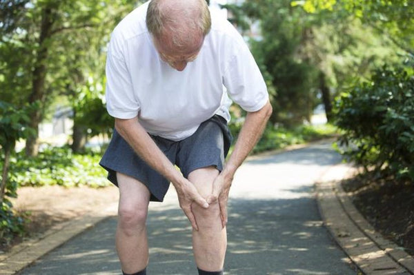 An older man is experiencing knee pain.