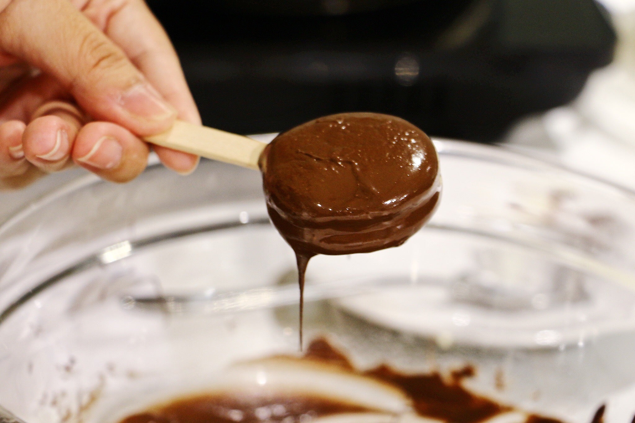 coating chocolate Oreo pops