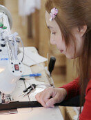 Un artisan dans notre atelier de ceintures d'Osaka