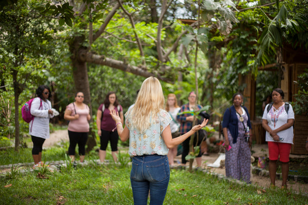 Hiptipico founder Alyssa Yamamoto speaks to participants of natural dying workshop in lush garden, weaving opportunities, how to learn about maya weaving, tz'utujil culture, ethical fashion blogs 