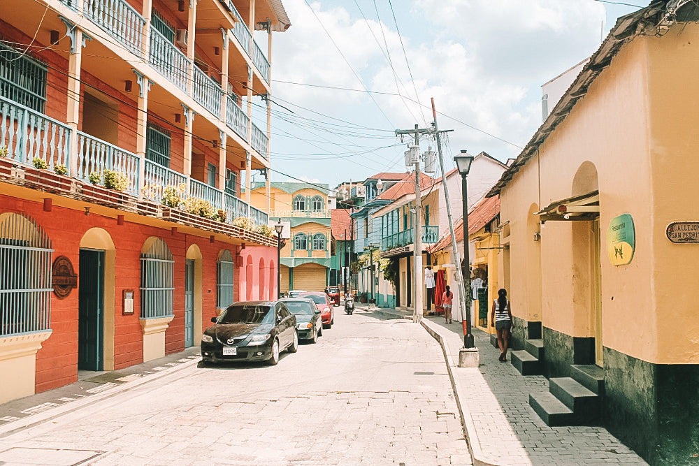Orange red yellow and green buildings in Flores, what to do near Tikal, things to do in Guatemala, places to visit near Tikal, best things to do in Guatemala, tikal travel guides, Tikal travel tips