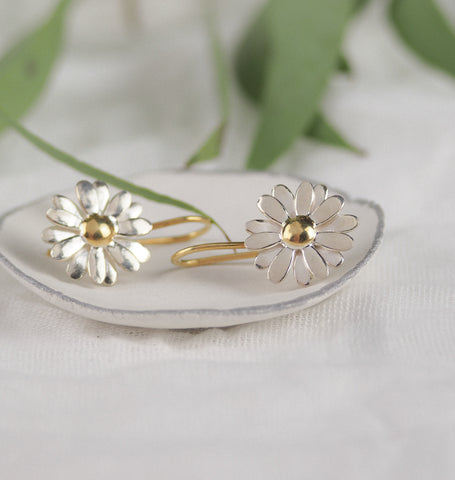 silver daisy earrings