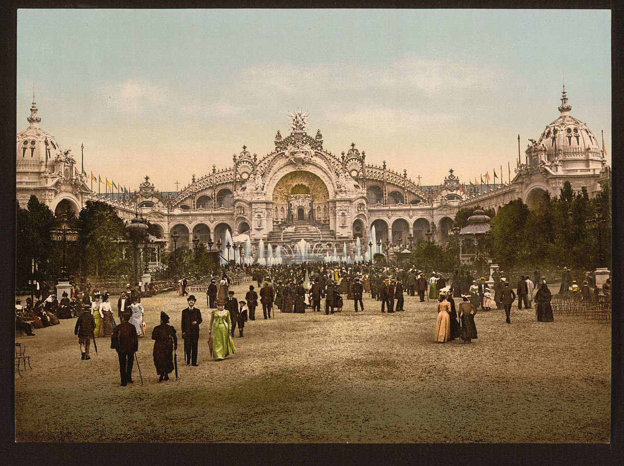 Le Château d'eau and plaza, Exposition Universal, 1900, Paris, France 