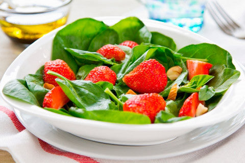 Spinatsalat med jordbær og økologiske mandler