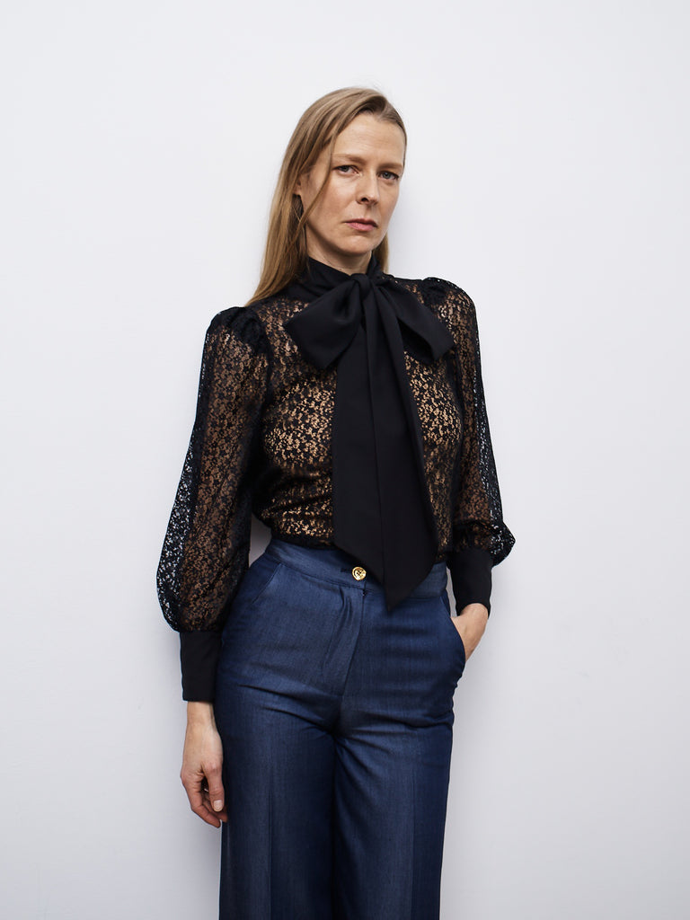Discover the chic ARIAS Bow-Neck Lace Blouse for the Fall/Winter 2020 collection.