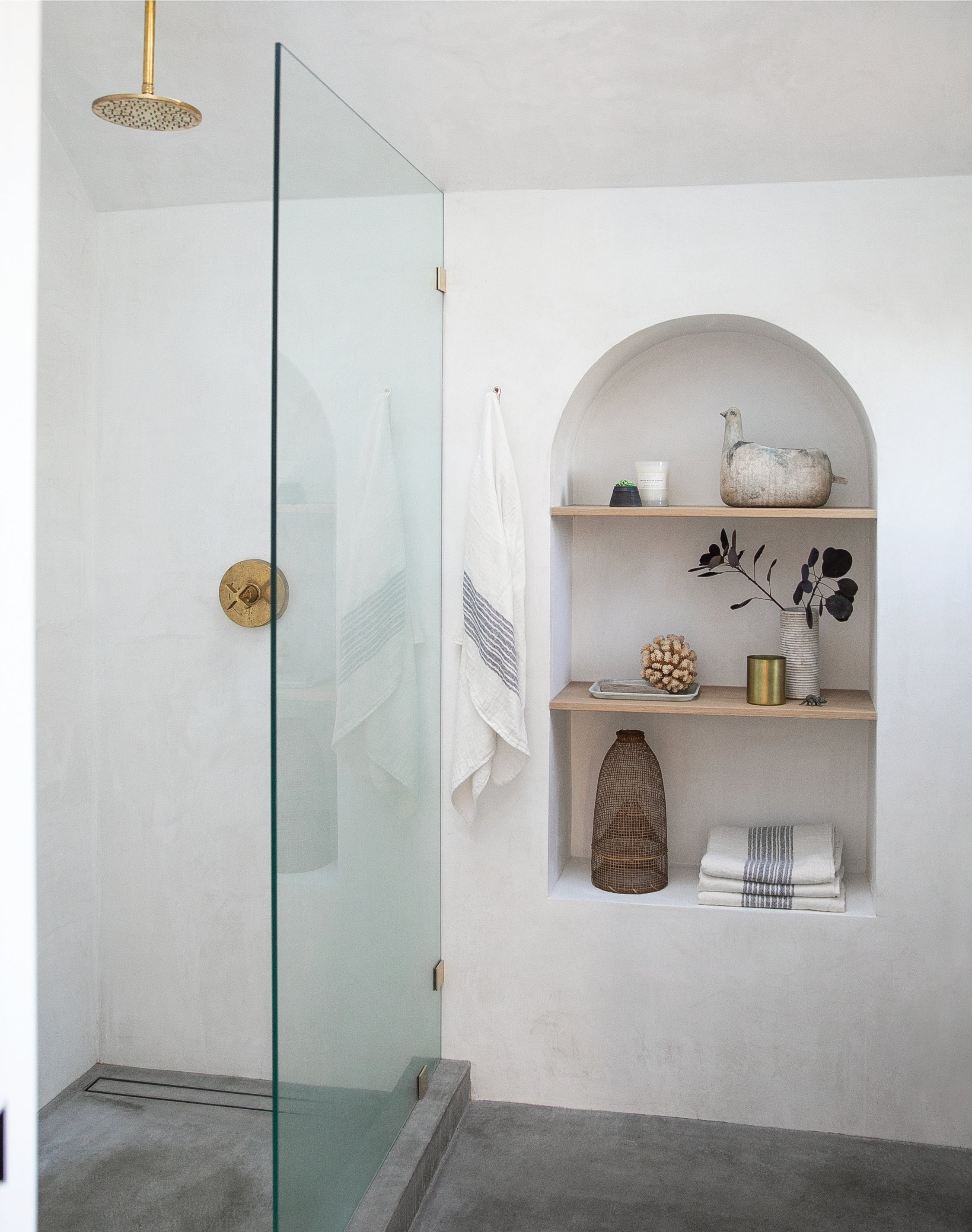 bathroom shower with arched shelves