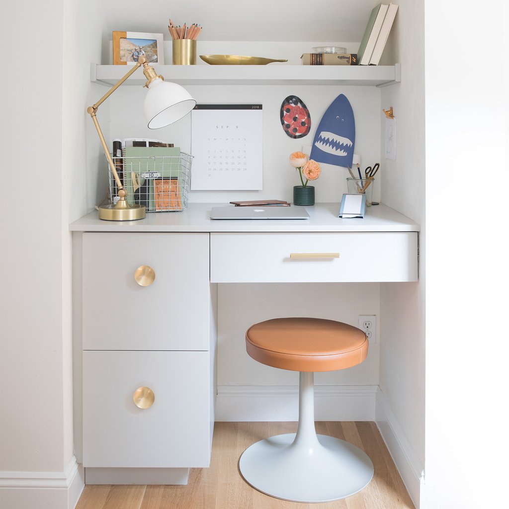 desk with lamp and round desk chair
