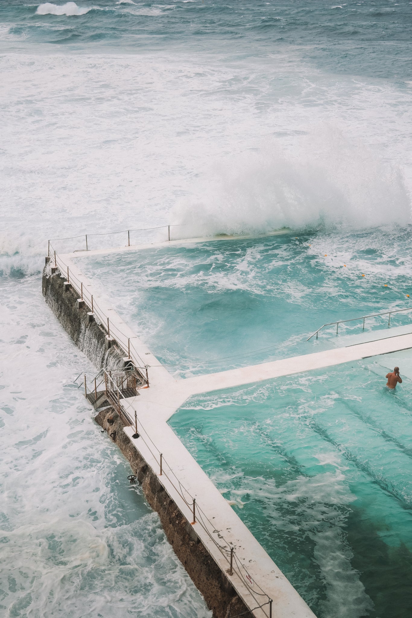 What to do in a weekend in Sydney Australia featured by Promptly Journals: Bondi beach waves