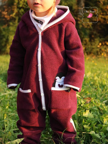 Microfaser-Fleece "Melange" - uni kombiniert mit Rüschengummi "Lana" und Häkelborte "Vienna" genäht wurde ein Overall von Klimperklein mit der Datei "Pinguine" von Paul & Clara - Nähen für Kinder - Mädchen - Herbst/Winter - Draußenanzug - Glückpunkt.