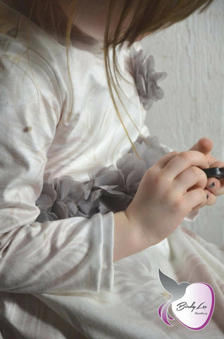 Lycra-Jersey "Aurelie" (eignet sich auch für Bademode) kombiniert mit Blütenborte "Clara" genäht wurde ein Kleid "Mary Lou" von Fadenkäfer - Nähen - Kinder - Mädchen - Drehkleid - Blüten - Haarreifen - Haar-Reifen - Glückpunkt.