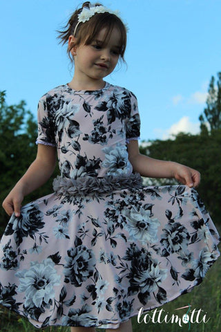 Lycra-Jersey "Aurelie" (eignet sich auch für Bademode) kombiniert mit Blütenborte "Clara" genäht wurde ein Kleid "Mary Lou" von Fadenkäfer - Nähen - Kinder - Mädchen - Drehkleid - Blüten - Haarreifen - Haar-Reifen - Glückpunkt.