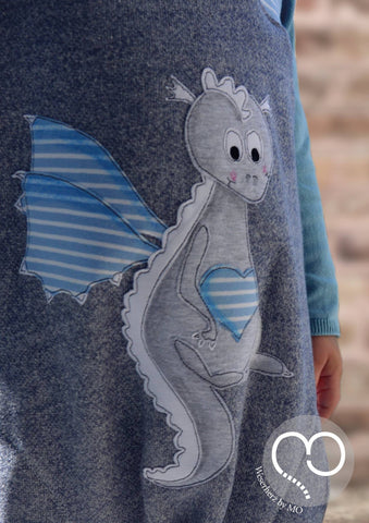 Applikationsvorlage - "Drachenbaby" Drache - Dino - Royal Style - Herzensbunt Design - Appli - Applizieren leicht gemacht appliziert auf dem French Terry "Sunny" kombiniert mit dem Jersey "Campan" - Glückpunkt.