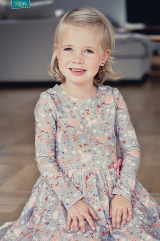 Jersey "Flowering Ballerina" kombiniert mit Soft-Tüll "Ballerina" und Häkelborte "Eva", sowie Perlen genäht wurde ein "Ballerina-Kleid" von AnniNanni - Drehkleid - Ballerinakleid - Nähen für Kinder - Mädchen - Herbst/Winter - eBook & Stoff - Glückpunkt.