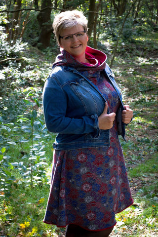 Feinstrick/Doppelgewebe "Ruby" kombiniert mit Falzgummiband "Taima" genäht wurde Kleid "Kuschelkleid" von AnniNanni - Nähen für den Herbst/Winter - Damen - eBook & Stoff - Glückpunkt.