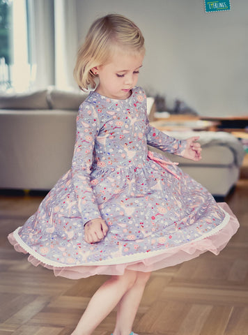 Jersey "Flowering Ballerina" kombiniert mit Soft-Tüll "Ballerina" und Häkelborte "Eva", sowie Perlen genäht wurde ein "Ballerina-Kleid" von AnniNanni - Drehkleid - Ballerinakleid - Nähen für Kinder - Mädchen - Herbst/Winter - eBook & Stoff - Glückpunkt.