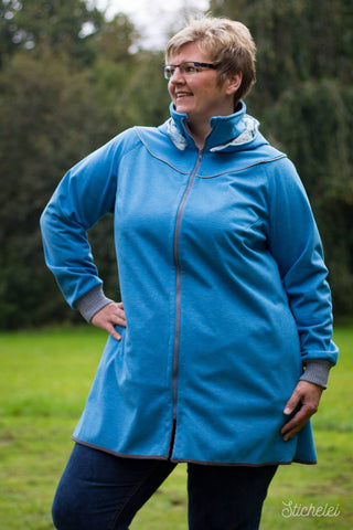 Softshell "SOFT TOUCH" kombiniert mit dem Reflektor-Paspel "Safety" & Armbündchen "Santa Maire", Reißverschluss genäht wurde eine Softshelljacke/Mantel/Jacke/Übergangsjacke/Überwurfjacke/Cardigan/Strickjacke "Meine Nayla Plus" von meine Herzenswelt - Nähen für den Herbst/Winter - Damen - eBook & Stoff - Curvy - Mollige - XXL - Glückpunkt.