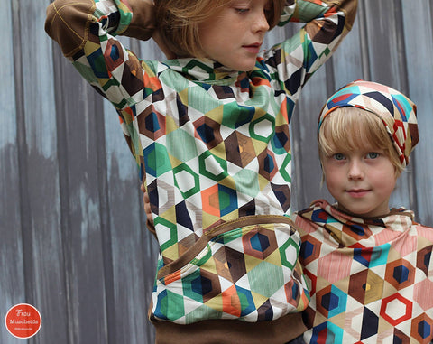 Baumwoll-Jersey "Retro Hexagon" Sechseck kombiniert mit dem Strickbündchen "Luna" genäht wurde ein "Hoody" & ein "Hoody Kids" von Lybstes. Pulli/Pullover/Hoodie mit drei verschiedenen Kapuzen- und Kragen-Varianten - Nähen für Kinder - Mädchen & Jungen - Damen - eBook - Glückpunkt.