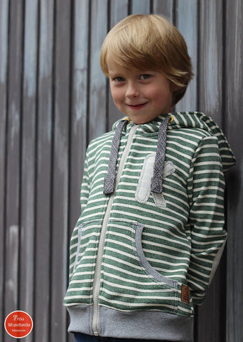 French Terry "Elegant Stripes" kombiniert mit dem Rippbündchen, Hoodieband "Two Colored", Ösen & Reißverschluss genäht wurde eine Jacke "Sweatjacke Kinder" von Fadenkäfer - Nähen - Kinder - Jungs - Applizieren - Papierschnittmuster - Glückpunkt.